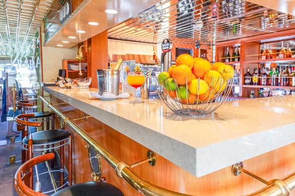 CroisiEurope MS La Belle de Cadix Lounge Bar with Dancefloor 7 ©Alberto Dastis.jpg